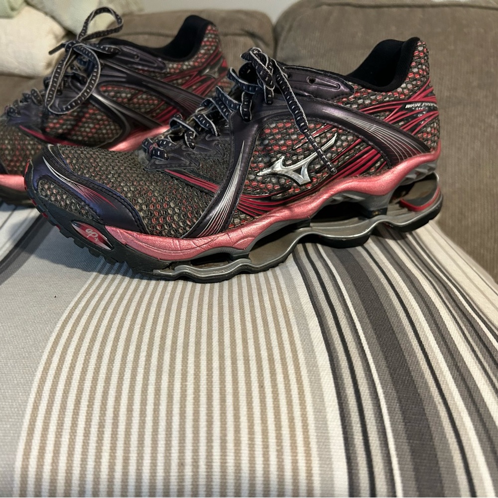 Mizuno women’s running shoes size 8